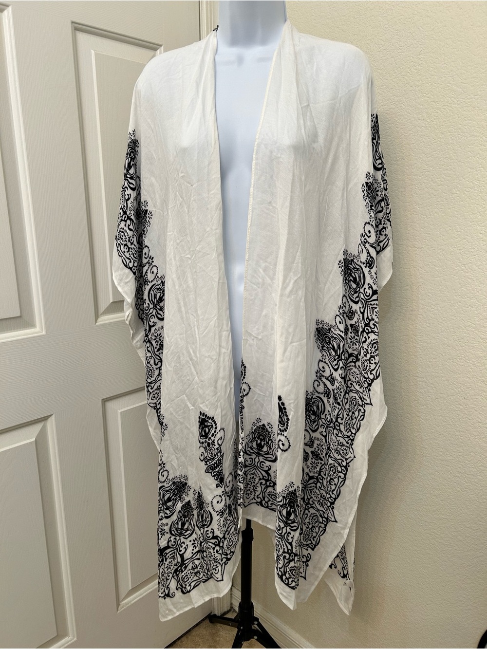 NWT White Paisley Printed Swim Coverup Kimono